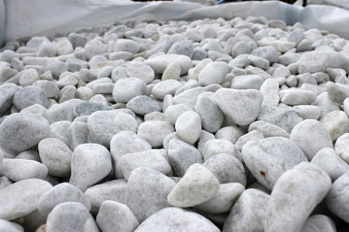 Kamenclub.ru: Мраморная крошка (щебень галтованный белый), фр.20-40 мм.  купить в Туле мрамор белый бежевый молочный мраморный щебень декоративный 17000 руб/т   фото КАМЕНЬ КЛУБ