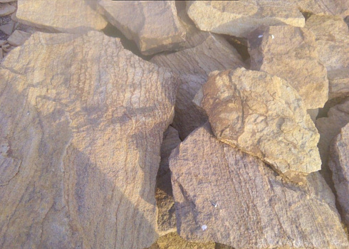 Kamenclub.ru: Песчаник пластушка "фонтанка" желтая (3,0 - 5,0 см)  купить в Туле песчаник желтая, рыжий, желтый песчаник колотый рваный со сколом облицовочный 16200 руб/м3   фото КАМЕНЬ КЛУБ