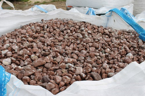 Kamenclub.ru: Мраморная крошка (щебень галтованный розовый) фр.10-20 мм.  купить в Туле мрамор розовый, красный ландшафтный декоративный окатанный округлый щебень 15000 руб/т   фото КАМЕНЬ КЛУБ