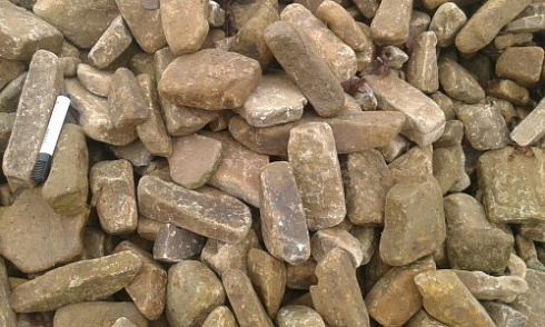 Kamenclub.ru: Песчаник для строительства и кладки блочный (фр 100-200 мм)  купить в Туле песчаник бежевый серый рыжий валун мелкий для строительства песчаник 6500 руб/т   фото КАМЕНЬ КЛУБ