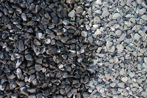 Kamenclub.ru: Щебень галтованный черный (мрамор) фр.10-20 мм.  купить в Туле мрамор черный с белыми прожилками, черный, белый окатанный округлый ландшафтный декоративный щебень 15000 руб/т   фото КАМЕНЬ КЛУБ