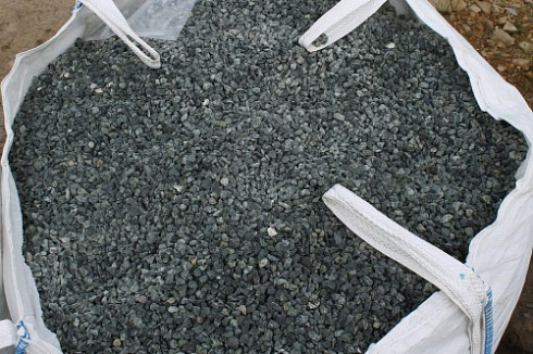 Kamenclub.ru: Щебень крошка зеленый (змеевик) фр. 10-20 мм.  купить в Туле змеевик зеленый, салатовый декоративная ландшафтная каменная крошка щебня 7 200 руб/т   фото КАМЕНЬ КЛУБ