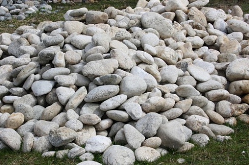 Kamenclub.ru: Бело-серый валунчик фр.100-300 мм.  купить в Туле крупный камень для ландшафта серый, белый бело-серый валун крупная галька 4500 руб/т   фото КАМЕНЬ КЛУБ