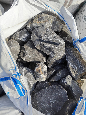 Kamenclub.ru: Черный мрамор скальник фр. 100-500 мм.  купить в Туле мрамор черный белый серый крупный колотый валун ландшафтный 8500 руб/т   фото КАМЕНЬ КЛУБ