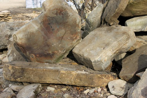 Kamenclub.ru: Песчаник плиты - плахи - пошаговые дорожки (фр. 70-150 мм)  купить в Туле песчаник серый бежевый желтый зеленый колотый песчаник строительный 6500 руб/т   фото КАМЕНЬ КЛУБ