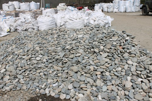 Kamenclub.ru: Галька речная плоская (ассорти) фр. 70-150 мм. купить  в Туле галька галечник серый белый темно-серый синий светло-серый плоская природная галька  9000 руб/т   фото КАМЕНЬ КЛУБ