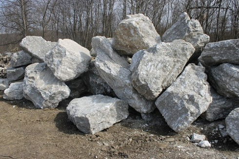 Kamenclub.ru: Мраморизированный известняк фр.500-1500 мм.  купить в Туле    10000 руб/т   фото КАМЕНЬ КЛУБ