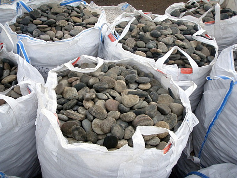 Kamenclub.ru: Галька речная плоская (ассорти) фр. 100-200-300 мм. купить  в Туле галька плоская разноцветная серый белый темно-серый синий речная галька ландшафтная 8000 руб/т   фото КАМЕНЬ КЛУБ