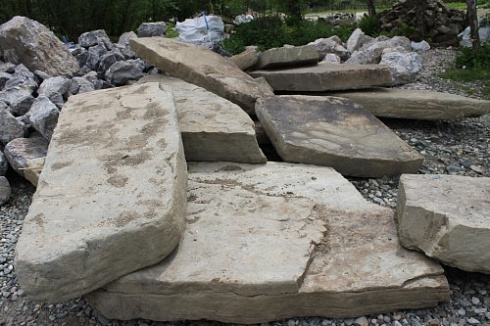 Kamenclub.ru: Песчаник плиты - плахи - пошаговые дорожки (фр. 70-150 мм)  купить в Туле песчаник серый бежевый желтый зеленый колотый песчаник строительный 6500 руб/т   фото КАМЕНЬ КЛУБ