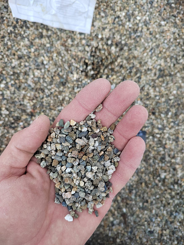 Kamenclub.ru: Галька речная окат (серая) фр.3-5 мм купить  в Туле галька речная серая бежевый темно-серый окатанный речной камень округлый 9500 руб/т   фото КАМЕНЬ КЛУБ