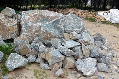 Kamenclub.ru: Гранит скальник (серо-зеленый) фр. 500-1500 мм.  купить в Туле гранит мрамор  серый зеленый темно-серый глыба скальная колотая ландшафтная 7 500 руб/т   фото КАМЕНЬ КЛУБ