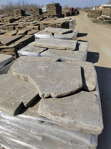 Kamenclub.ru: Песчаник пластушка галтованная светло-серая (3,0 см)  купить в Туле песчаник светло-серый, серый ландшафтный камень рваный колотый 21000 руб/м3   фото КАМЕНЬ КЛУБ