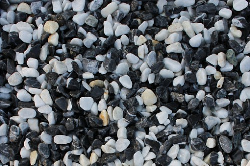 Kamenclub.ru: Мраморная крошка (щебень галтованный микс:: белый-черный) фр.5-10 мм  купить в Туле мрамор белый, черный, молочный, серый галтовка мраморная окатанная декоративная ландшафтная 15500 руб/т   фото КАМЕНЬ КЛУБ