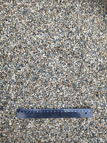 Kamenclub.ru: Галька речная окат (серая) фр.3-5 мм купить  в Туле галька речная серая бежевый темно-серый окатанный речной камень округлый 9500 руб/т   фото КАМЕНЬ КЛУБ