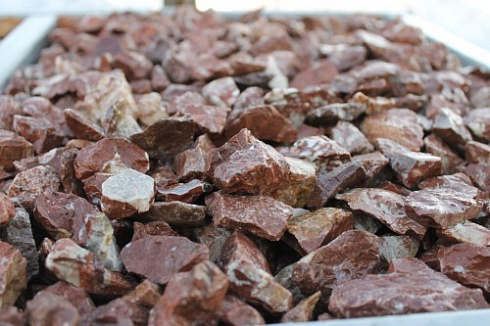 Kamenclub.ru: Мраморная крошка (щебень крошка розовый) фр. 20-40 мм.  купить в Туле мрамор розовый, красный мраморная крошка декоративная 11000 руб/т   фото КАМЕНЬ КЛУБ