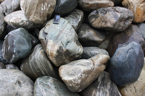 Kamenclub.ru: Речной валун Кабанчик фр.300-500 мм.  купить в Туле крупный природный камень галька серый, темно-серый речной валун галечник масштабный 7000 руб/т   фото КАМЕНЬ КЛУБ