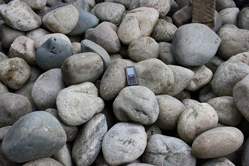 Kamenclub.ru: Темно-серый валунчик фр.100-300 мм.  купить в Туле крупный природный камень серый, темно-серый, светло-серый речная галька большого размера окатанная 4500 руб/т   фото КАМЕНЬ КЛУБ