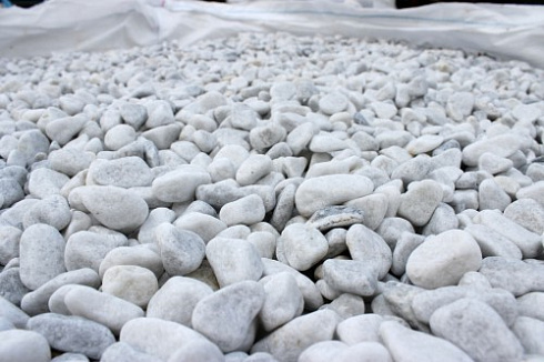 Kamenclub.ru: Мраморная крошка (щебень галтованный белый) фр.10-20 мм.  купить в Туле мрамор белый, молочный, айвори окатанный округлый декоративный ландшафтный щебень 17000 руб/т   фото КАМЕНЬ КЛУБ