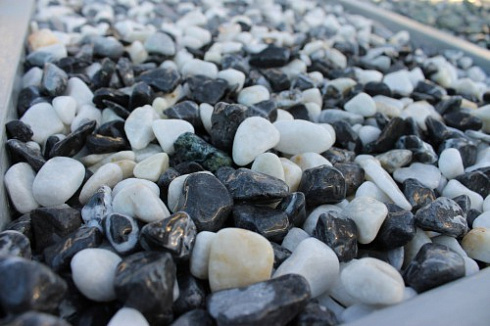 Kamenclub.ru: Мраморная крошка (щебень галтованный микс:белый-черный) фр.10-20 мм.  купить в Туле мрамор белый, черный окатанные округлые декоративные ландшафтные камни щебня 15500 руб/т   фото КАМЕНЬ КЛУБ