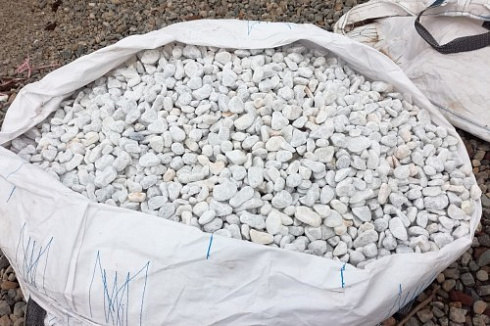 Kamenclub.ru: Мраморная крошка (щебень галтованный белый), фр.20-40 мм.  купить в Туле мрамор белый бежевый молочный мраморный щебень декоративный 17000 руб/т   фото КАМЕНЬ КЛУБ