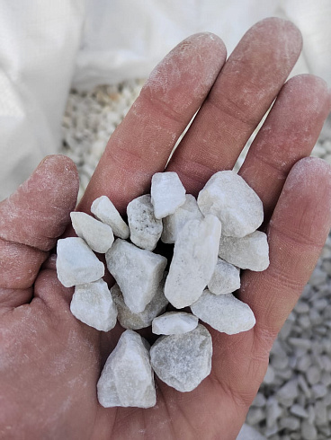 Kamenclub.ru: Мраморная крошка, щебень, цвет-белый, фр. 10-20 мм.  купить в Туле мрамор белый, молочный айвори каменная ландшафтная декоративная крошка шебня 12000 руб/т   фото КАМЕНЬ КЛУБ