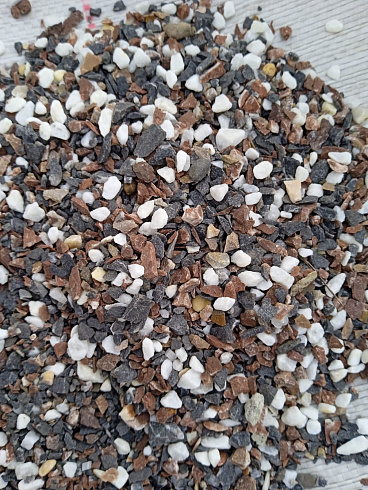 Kamenclub.ru: Мраморная крошка (щебень крошка микс : белый-черный-розовый) фр. 3-5 мм.  купить в Туле мрамор белый, черный, розовый, разноцветный мраморная каменная крошка декорвтивная 12000 руб/т   фото КАМЕНЬ КЛУБ