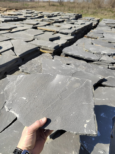 Kamenclub.ru: Песчаник пластушка светло-серый (2,0 см)  купить в Туле плитняк- ластушка светло-серый, серый рваный ландшафтный плитняк колотый 13800 руб/м3   фото КАМЕНЬ КЛУБ