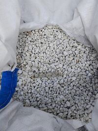 Kamenclub.ru: Мраморная крошка, щебень, цвет-белый, фр. 10-20 мм.  купить в Туле мрамор белый, молочный айвори каменная ландшафтная декоративная крошка шебня 12000 руб/т   фото КАМЕНЬ КЛУБ