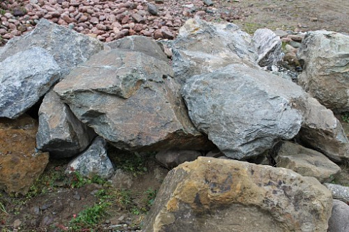 Kamenclub.ru: Змеевик скальник фр. 500-1500 мм.  купить в Туле змеевик зеленый серый черный глыба скальная колотая 7500 руб/т   фото КАМЕНЬ КЛУБ