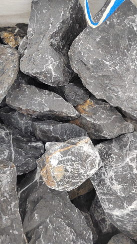 Kamenclub.ru: Черный мрамор скальник фр. 100-500 мм.  купить в Туле мрамор черный белый серый крупный колотый валун ландшафтный 8500 руб/т   фото КАМЕНЬ КЛУБ