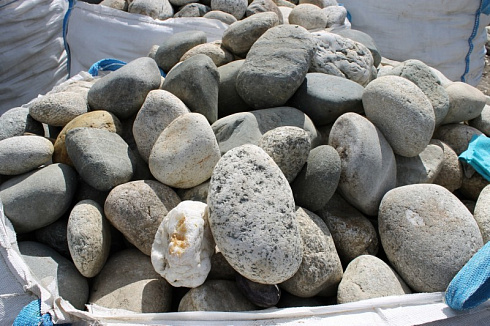 Kamenclub.ru: Речной валун (Ассорти) фр.100-300 мм.  купить в Туле галечник серый, темно-серый, светло-серый речная галька крупных размеров 4200 руб/т   фото КАМЕНЬ КЛУБ