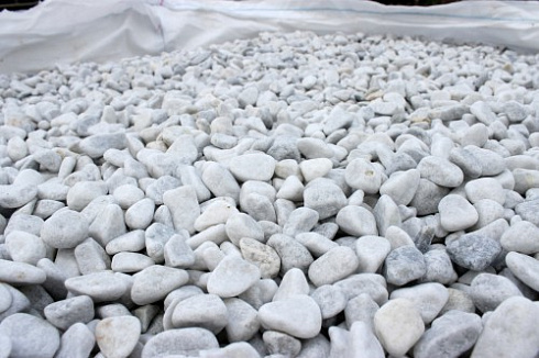 Kamenclub.ru: Мраморная крошка (щебень галтованный белый) фр.10-20 мм.  купить в Туле мрамор белый, молочный, айвори окатанный округлый декоративный ландшафтный щебень 17000 руб/т   фото КАМЕНЬ КЛУБ