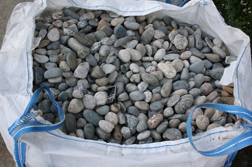 Kamenclub.ru: Галька речная окат (ассорти) фр. 50-100 мм. купить  в Туле галька природная округлая серая белая черная серая коричневая синяя галька речная окатанная округлая 6200 руб/т   фото КАМЕНЬ КЛУБ