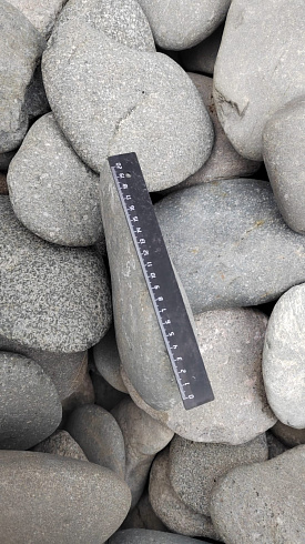 Kamenclub.ru: Галька речная плоская (темно-серая) фр. 70-150 мм. купить  в Туле галечник природный темно-серый серый синий речная плоская природная окатанная  9000 руб/т   фото КАМЕНЬ КЛУБ