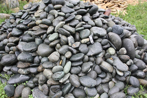 Kamenclub.ru: Темно-серый валунчик фр.100-300 мм.  купить в Туле крупный природный камень серый, темно-серый, светло-серый речная галька большого размера окатанная 4500 руб/т   фото КАМЕНЬ КЛУБ