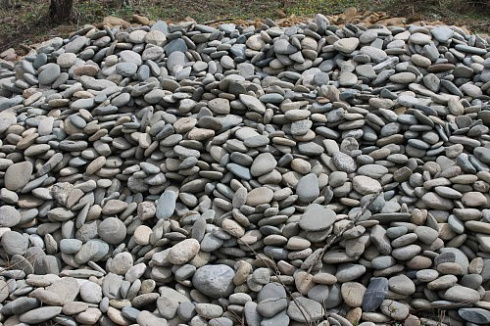 Kamenclub.ru: Галька речная плоская (ассорти) фр. 100-200-300 мм купить  в Туле галька галечник природный серый, белый темно-серый синий рыжий светло-серый природная галька плоская крупная 8000 руб/т   фото КАМЕНЬ КЛУБ