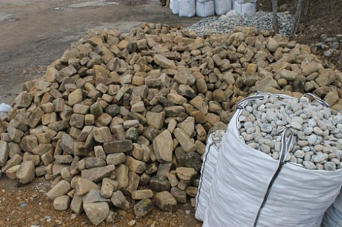 Kamenclub.ru: Песчаник для строительства и кладки блочный (фр 100-200 мм)  купить в Туле песчаник бежевый серый рыжий валун мелкий для строительства песчаник 6500 руб/т   фото КАМЕНЬ КЛУБ