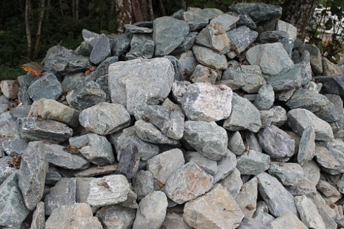 Kamenclub.ru: Гранит скальник (серо-зеленый) фр. 100-500 мм.  купить в Туле гранит зеленый, серый, салатовый крупный ландшафтный валун 6 000 руб/т   фото КАМЕНЬ КЛУБ