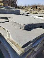 Kamenclub.ru: Песчаник пластушка галтованная светло-серая (3,0 см)  купить в Туле песчаник светло-серый, серый ландшафтный камень рваный колотый 21000 руб/м3   фото КАМЕНЬ КЛУБ