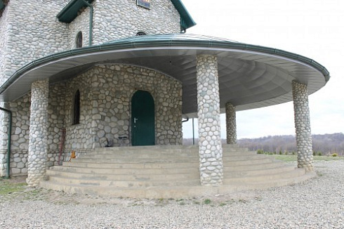 Kamenclub.ru: Галька речная плоская (бело-серая) фр. 100-200-300 мм. купить  в Туле галька речная плоская серый, белый, бело-серый, серо-белый речная галька плоская  9000 руб/т   фото КАМЕНЬ КЛУБ