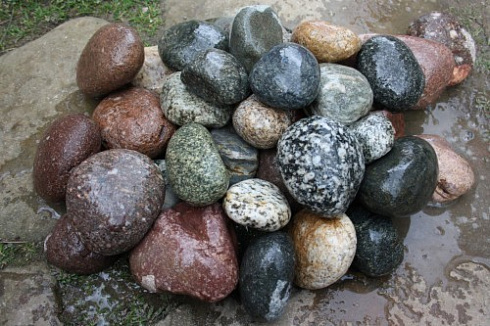 Kamenclub.ru: Галька окат (цветная картошка) фр. 50-100 мм. купить  в Туле галька природная окатанная серый белый цветной синий темно-серый коричневый округлый галечник окатанный 6800 руб/т   фото КАМЕНЬ КЛУБ