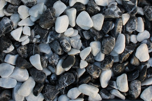 Kamenclub.ru: Мраморная крошка (щебень галтованный микс:зеленый-черный) фр.10-20 мм.  купить в Туле мрамор зеленый, черный декоративные ландшафтные окатанные округлые камни щебня 14500 руб/т   фото КАМЕНЬ КЛУБ