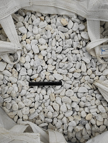 Kamenclub.ru: Мраморная крошка (щебень галтованный белый) фр.40-70 мм.  купить в Туле мрамор белый молочный айвори окатанный округлый природный камень 17000 руб/т   фото КАМЕНЬ КЛУБ