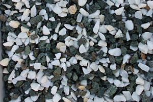 Kamenclub.ru: Мраморная крошка (щебень крошка микс: белый-зеленый) фр. 10-20 мм.  купить в Туле мрамор белый, зеленый каменная ландшафтная декоративная крошка щебня 9500 руб/т   фото КАМЕНЬ КЛУБ