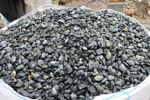 Kamenclub.ru: Щебень галтованный зеленый (змеевик) фр. 20-40 мм.  купить в Туле мрамор зеленый, салатовый оголтованный щебень мраморный 12500 руб/т   фото КАМЕНЬ КЛУБ