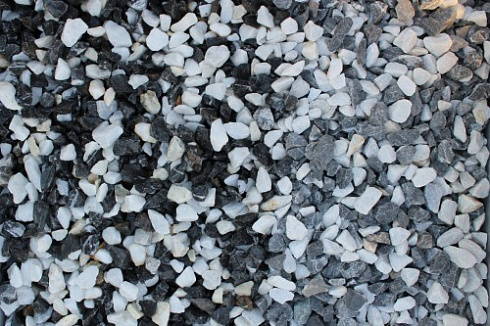 Kamenclub.ru: Мраморная крошка (щебень крошка микс : черный-белый) фр. 10-20 мм.  купить в Туле мрамор белый, черный каменная декоративная крошка ландшафтная 12000 руб/т   фото КАМЕНЬ КЛУБ