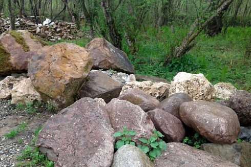 Kamenclub.ru: Конгломераты фр. 300-1000 мм.  купить в Туле кварц мрамор диабаз коричневый, серый зеленоватый речной валун крупный 6500 руб/т   фото КАМЕНЬ КЛУБ