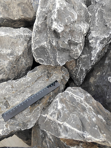 Kamenclub.ru: Черный мрамор скальник фр. 100-500 мм.  купить в Туле мрамор черный белый серый крупный колотый валун ландшафтный 8500 руб/т   фото КАМЕНЬ КЛУБ