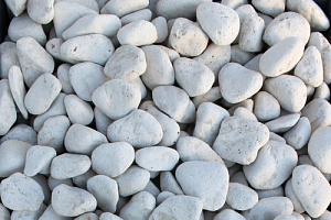 Kamenclub.ru: Щебень галтованный белый (мрамор) фр.5-10 мм.  купить в Туле мрамор белый, айвори, молочный каменная мраморная декоративная ландшафтная крошка 17000 руб/т   фото КАМЕНЬ КЛУБ