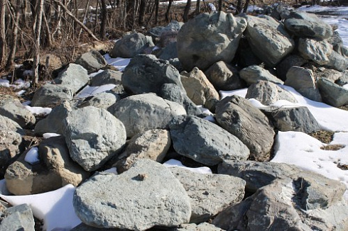 Kamenclub.ru: Гранит скальник (серо-зеленый) фр. 500-1500 мм.  купить в Туле гранит мрамор  серый зеленый темно-серый глыба скальная колотая ландшафтная 7 500 руб/т   фото КАМЕНЬ КЛУБ